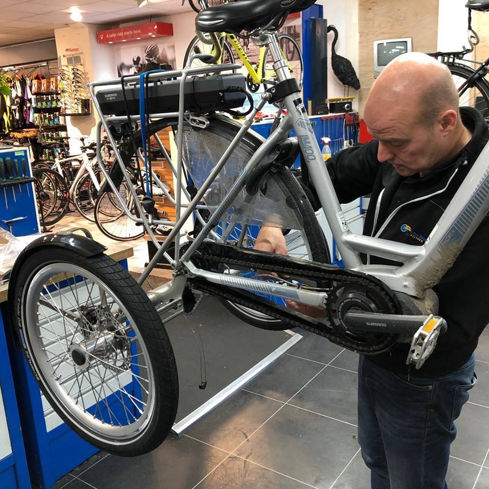 Jan Bouwes bouwt een fiets om tot driewieler waardoor de klant veilig kan fietsen