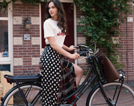 vrouw op haar elektrische fiets