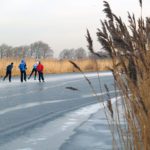 mensen aan het schaatsen