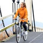 agu regenkleding wordt gedragen door een meisje op een fiets