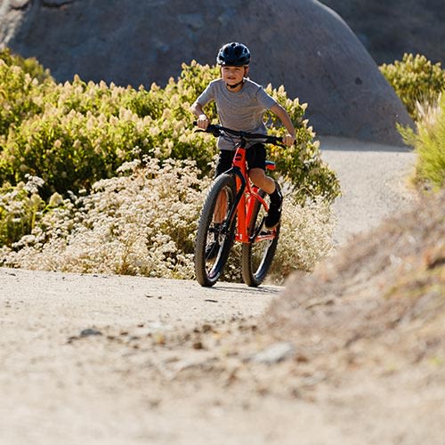 kind fietst op een kinderfiets mountainbike