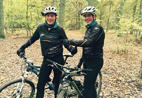 twee jongens staan bij de sportfietsen: mountainbikes