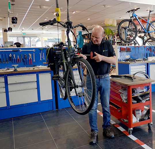 Jan Bouwes in de werkplaats