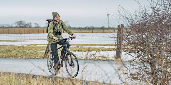 een man rijdt op een victoria elektrische fiets