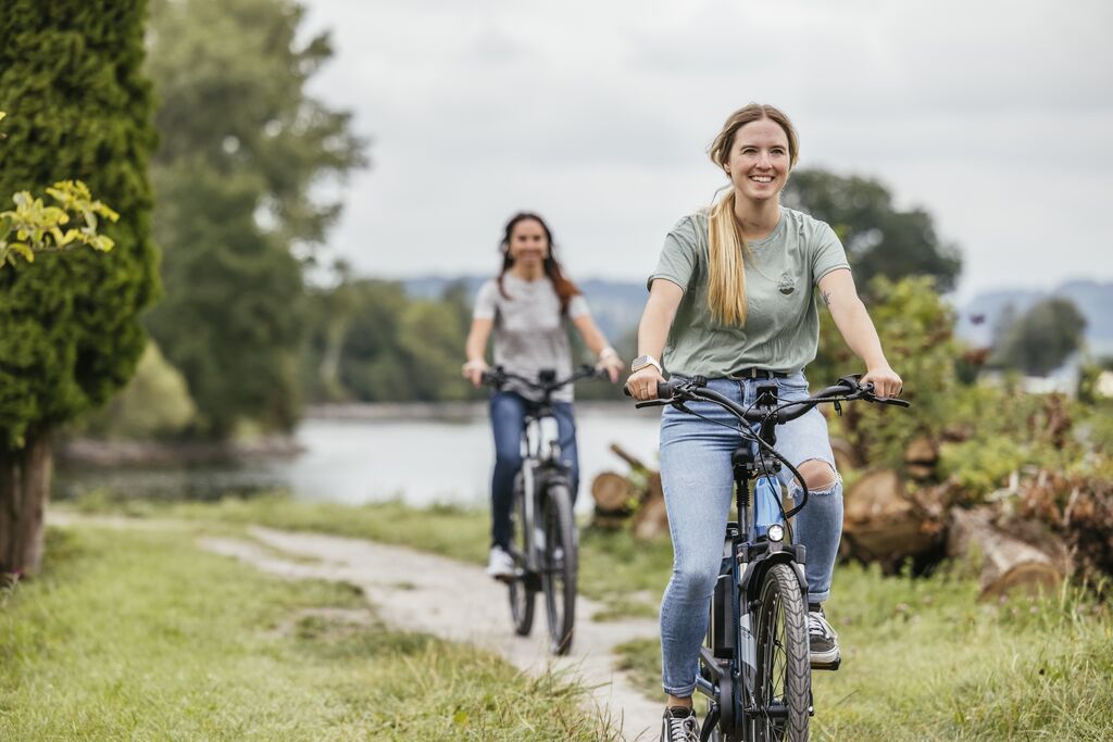 twee vrouwen fietsen op een flyer elektrische fiets