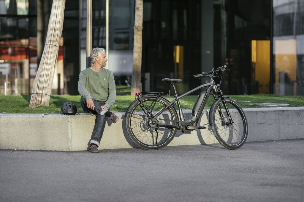 een rustmoment voor een man naast de flyer e bike