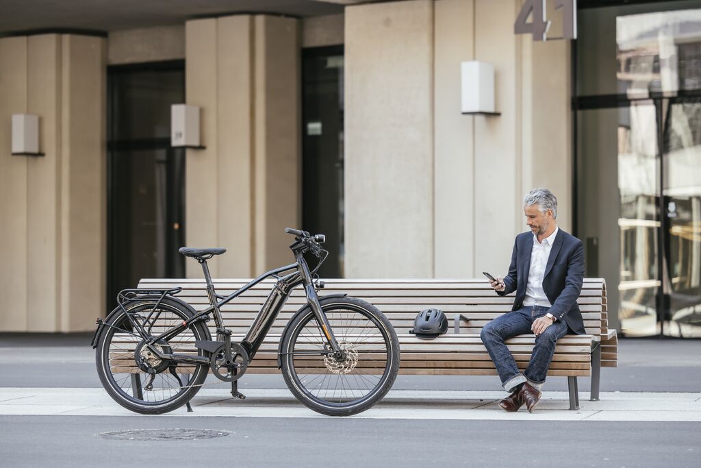 man wacht naast een flyer elektrische fiets