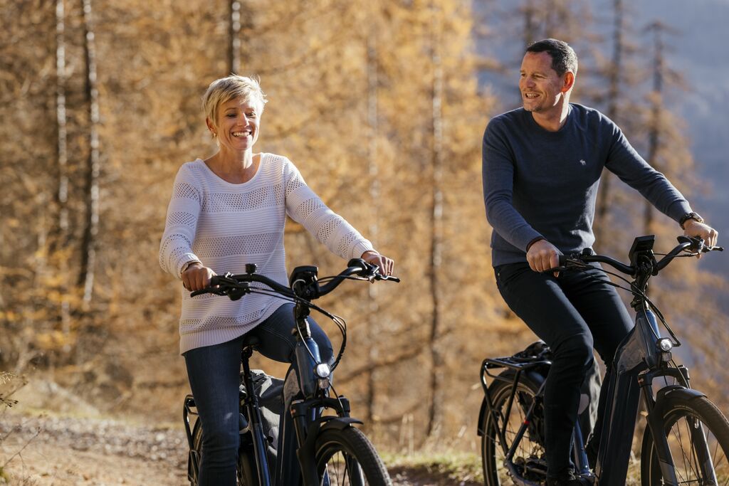 man en vrouw fietsen in de natuur op een flyer fiets een e-bike