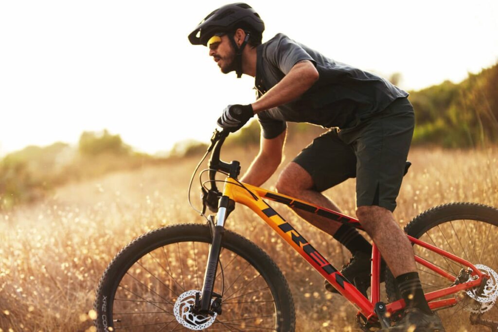 man fietst op een trek mountainbike
