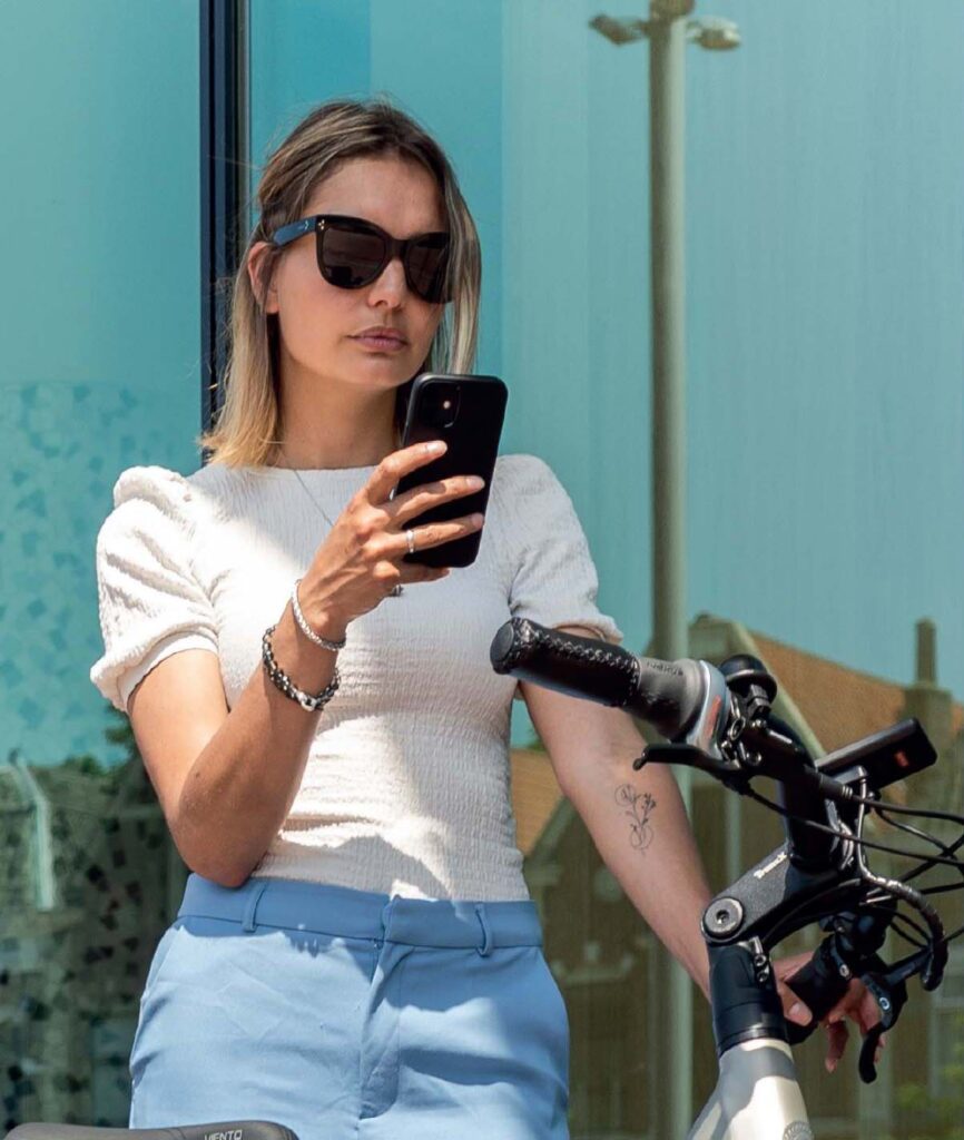 vrouw gebruikt smartphone met tracefy