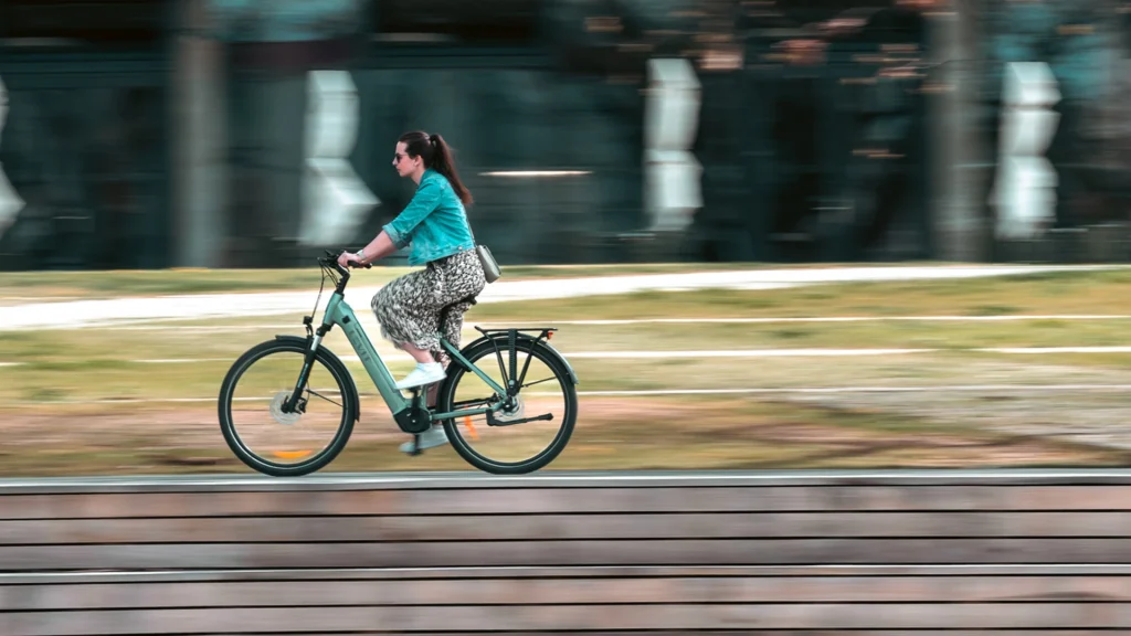 vrouw fietst op een levit elektrische fiets