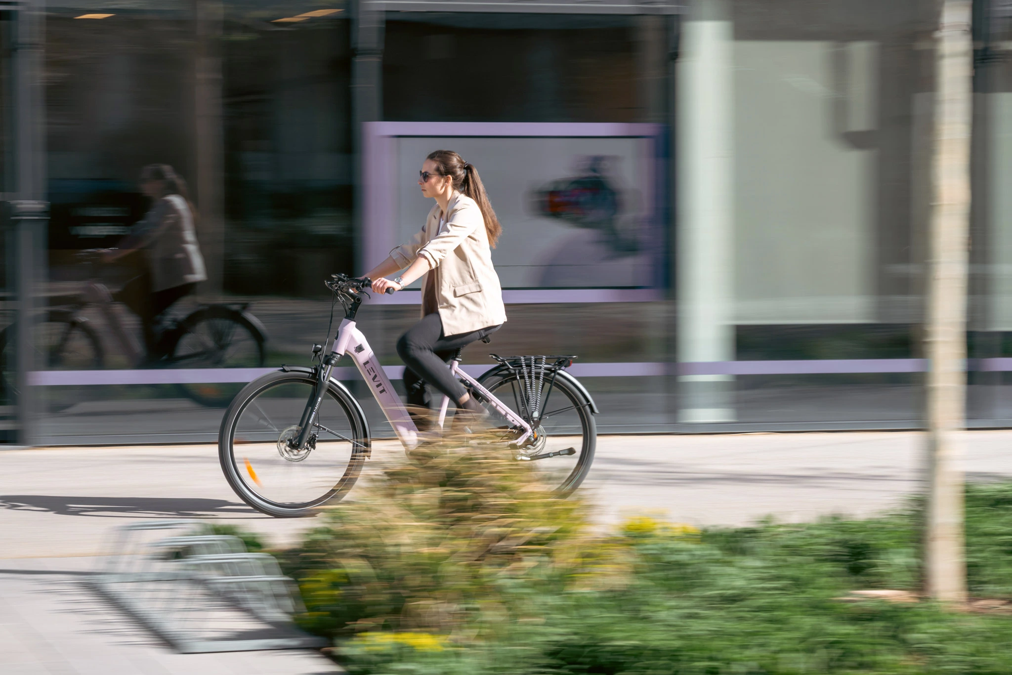 vrouw fietst op een elektrische fiets van het merk trek