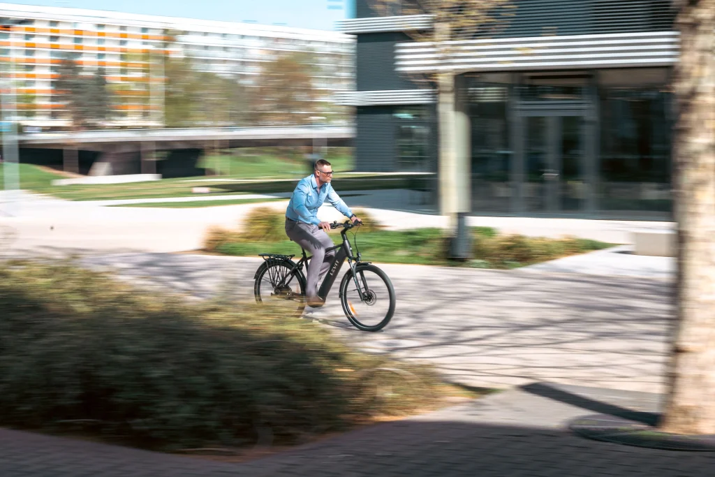 man fietst op een trek elektrische fiets