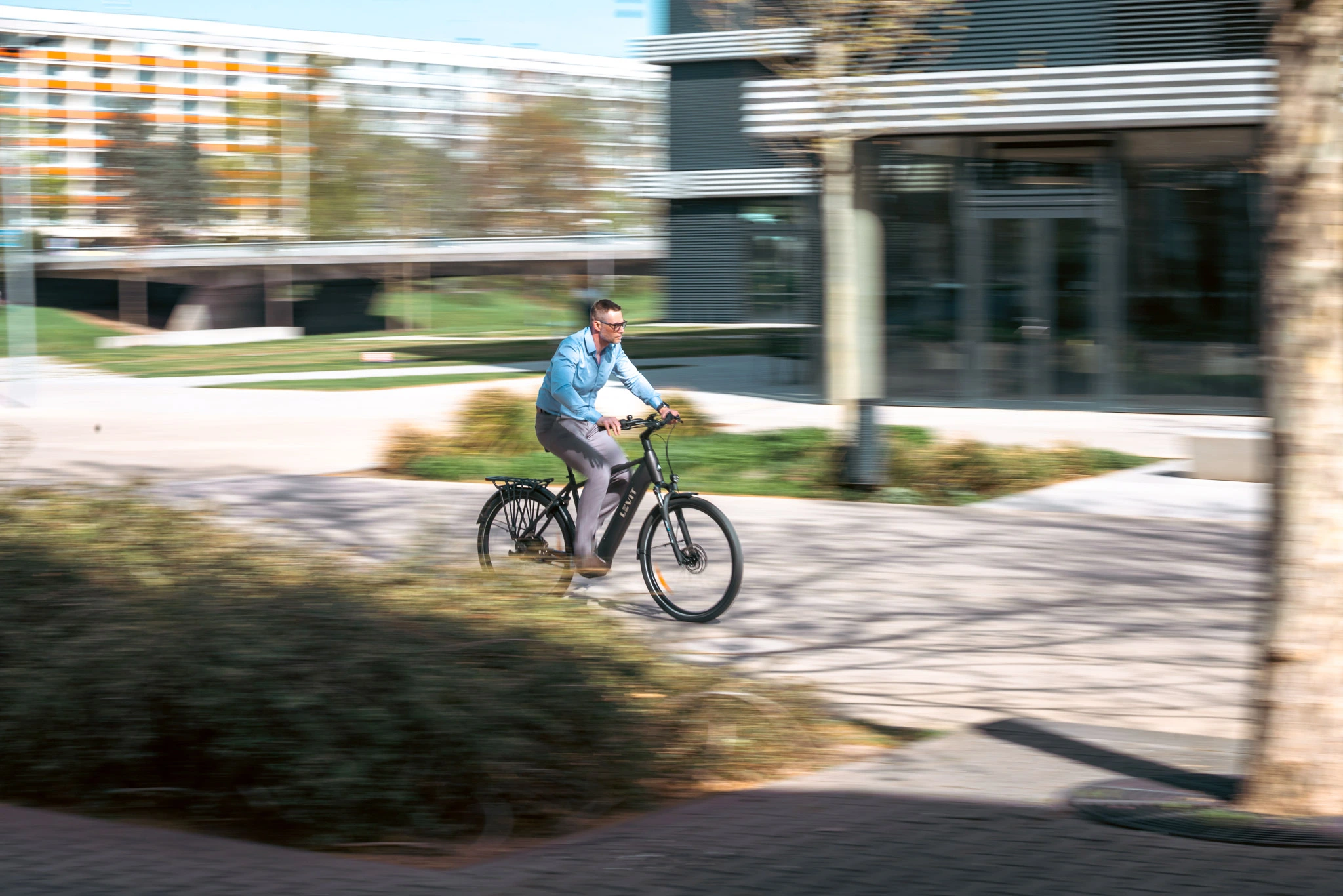 man fietst op een trek elektrische fiets