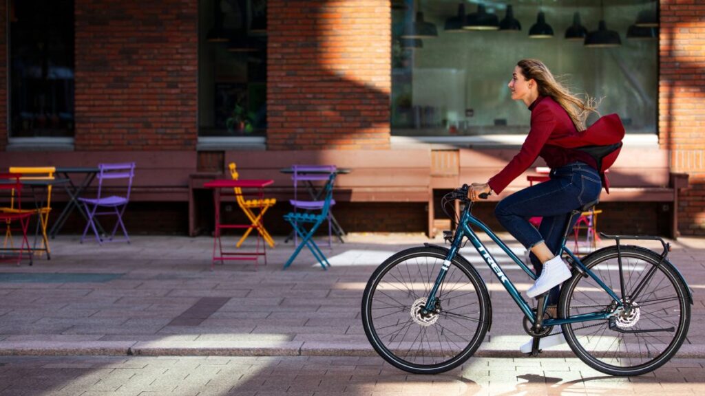 jonge vrouw op een Trek fiets